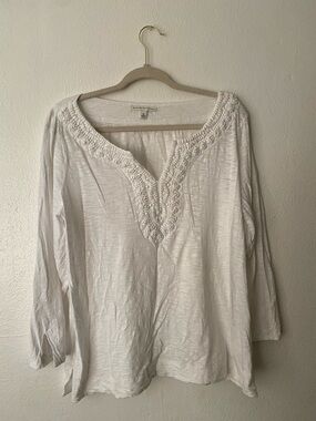 Banana Republic White Embroidered V-Neck Women's Blouse